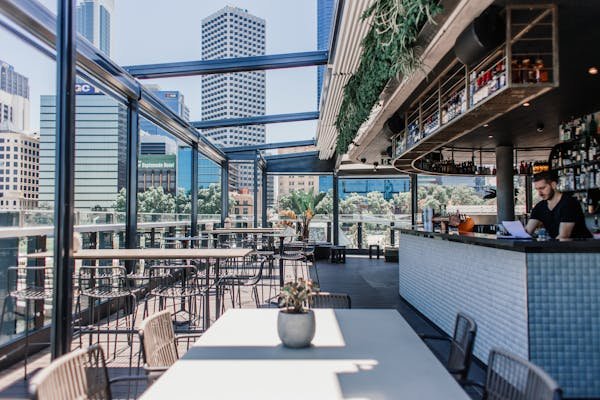 Les rooftops parisiens : 10 bars avec vues imprenables